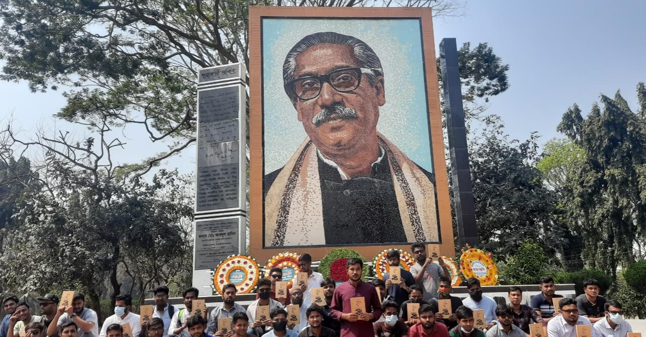 ৭ মার্চ উপলক্ষে ইবি ছাত্রলীগ নেতার বই বিতরণ