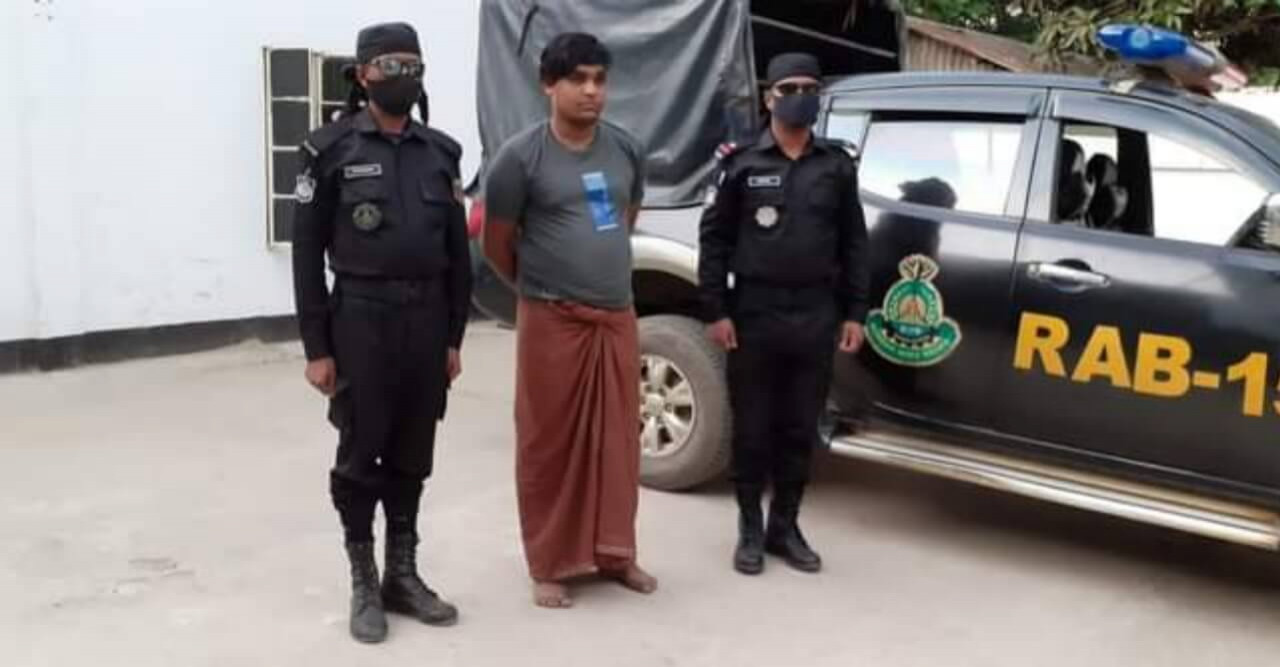 উখিয়ায় র্যাবের অভিযানে বিদেশী মদ ও বিয়ারসহ আটক -১