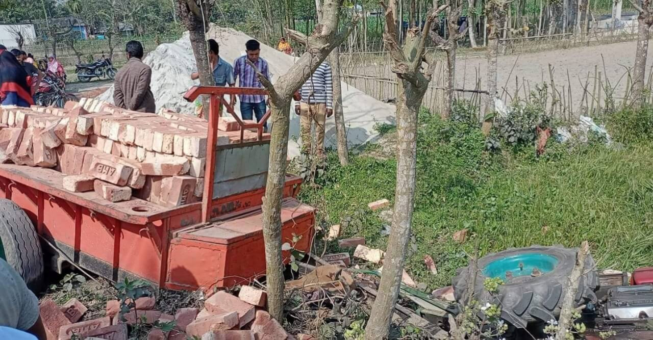 ট্রলি ও মোটরসাইকেল সংঘর্ষে নিহত ৩, আহত ২