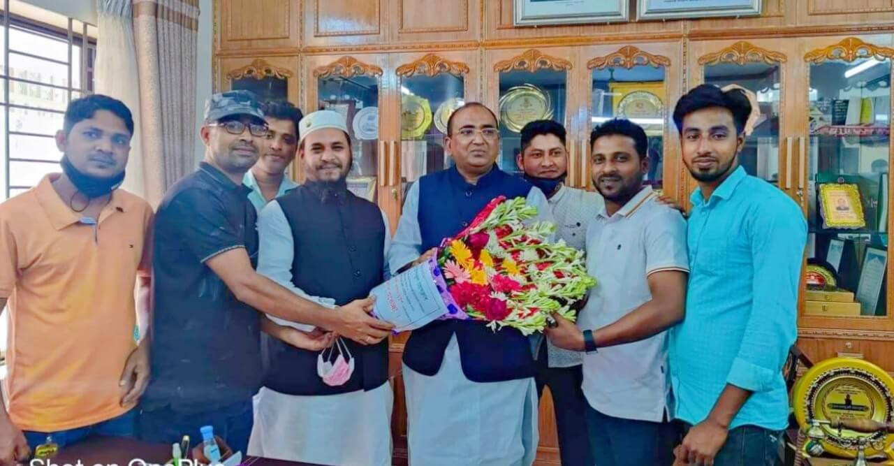 বোরহানউদ্দিন উপকূল প্রেসক্লাবের নবগঠিত কমিটির পক্ষ থেকে এমপি মুকুল কে ফুলেল শুভেচ্ছা