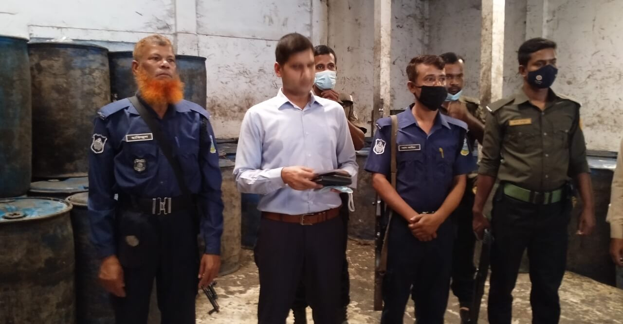 জামালপুরে ৮২০০০ লিটার সয়াবিন তেল মজুদে ২ ব্যবসায়ীর জরিমানা