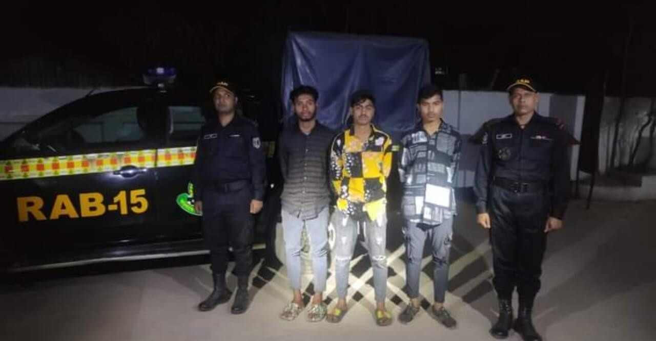 কক্সবাজারের র্যাব-১৫ এর অভিযানে মানিক গ্যাং এর ০৩ সদস্য আটক