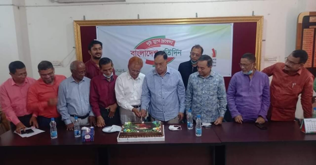 ভোলায় বাংলাদেশ প্রতিদিন পত্রিকার দুই যুগে প্রবেশ উপলক্ষে কেক কাটা ও আলোচনা সভা