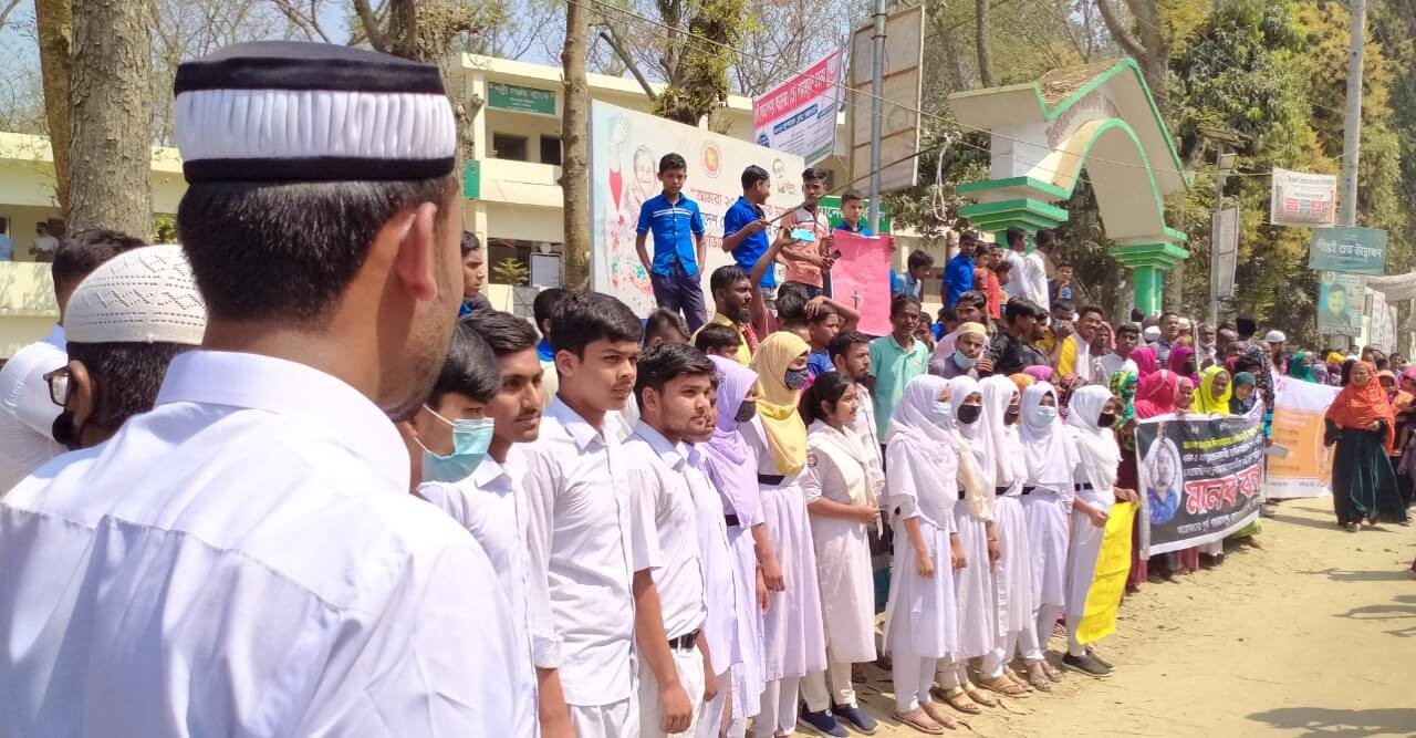 স্কুল ছাত্রী আশার ধর্ষক ও সহযোগীদের শাস্তির দাবিতে মানববন্ধন ও স্মারকলিপি প্রদান