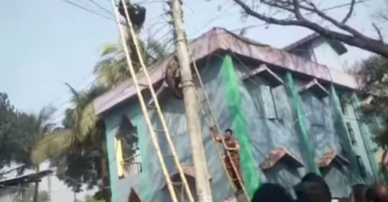 লালমনিরহাট হাতীবান্ধায় গাছে উঠে আত্মহত্যা চেষ্টা চেয়ারম্যান প্রার্থীর উদ্ধার করল ফায়ার সার্ভিস