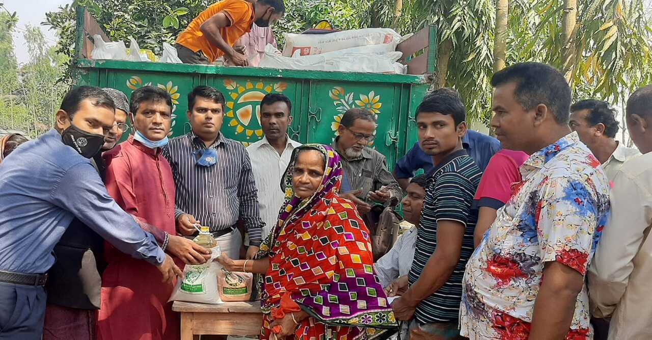 সুন্দরগঞ্জে টিসিবি পণ্যের বিক্রয় উদ্বোধন