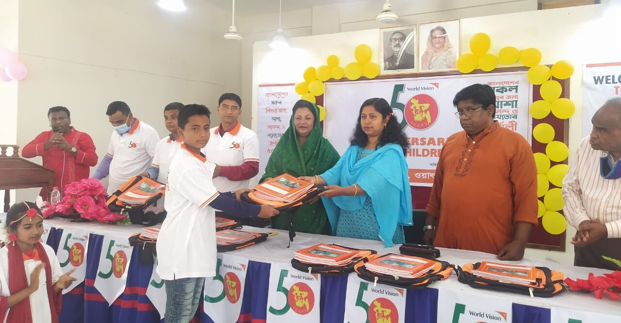 বাগেরহাটে হতদরিদ্র ও মেধাবী শিক্ষার্থীদের মাঝে স্কুল ব্যাগ ও শিক্ষা উপকরণ বিতরণ শুরু