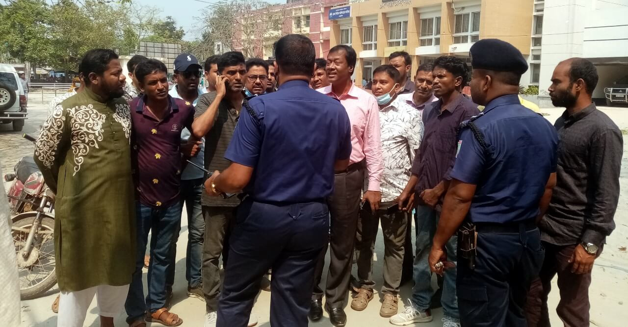 নড়াইলে দ্রব্যমূল্যের উর্দ্ধগতির প্রতিবাদে জেলা প্রশাসকের কাছে বিএনপির স্বারকলিপি প্রদান