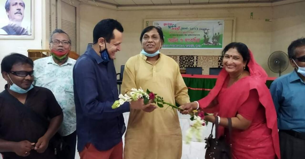 সুবর্ণজয়ন্তী মেলা উপলক্ষে বটিয়াঘাটা প্রশাসন কর্তৃক বীর মুক্তিযোদ্ধাদের ফুল দিয়ে সংবর্ধনা