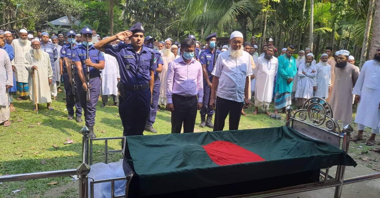 মোল্লাহাটে মোজাম্মেল হক মোল্লাকে রাষ্ট্রীয় মর্যাদায় দাফন