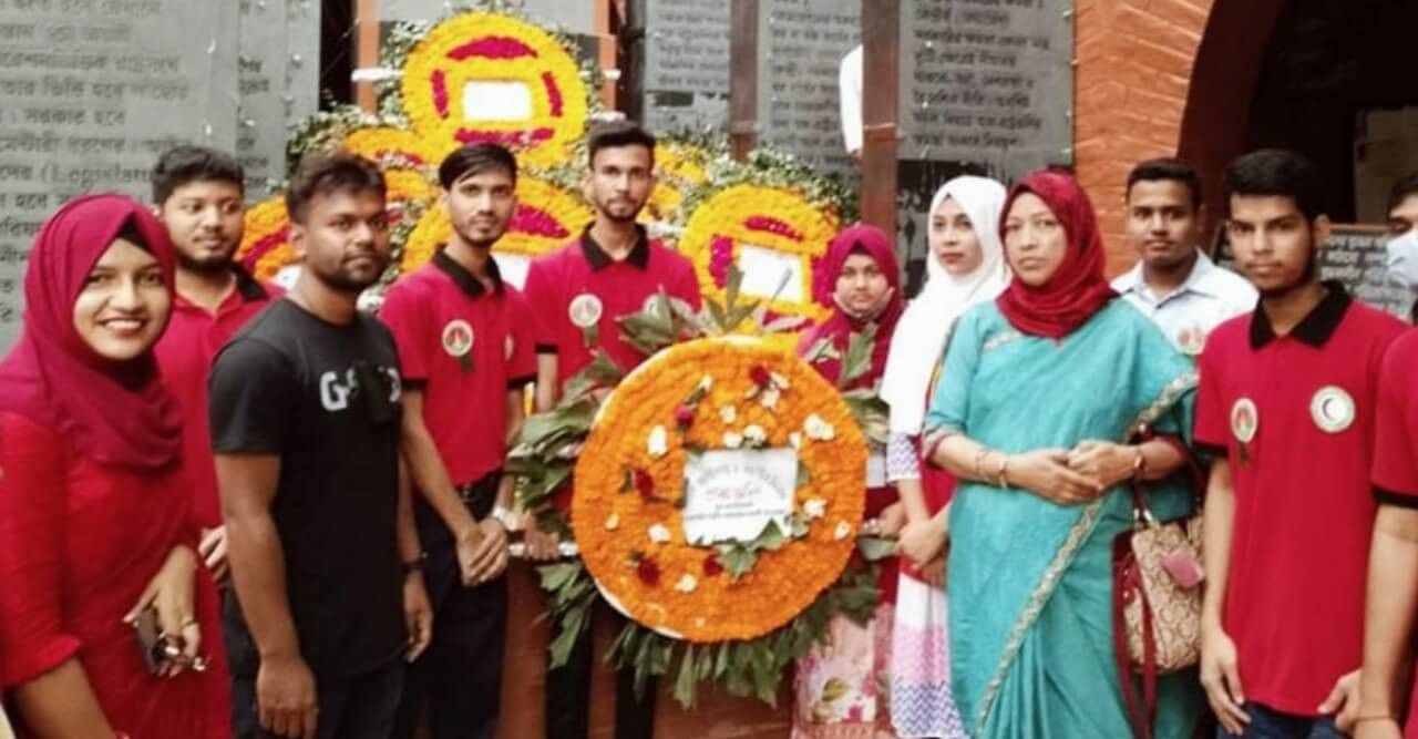 সোহরাওয়ার্দী কলেজের যুব রেড ক্রিসেন্টের পক্ষ থেকে মুক্তি সনদে পুষ্পস্তবক অর্পণ