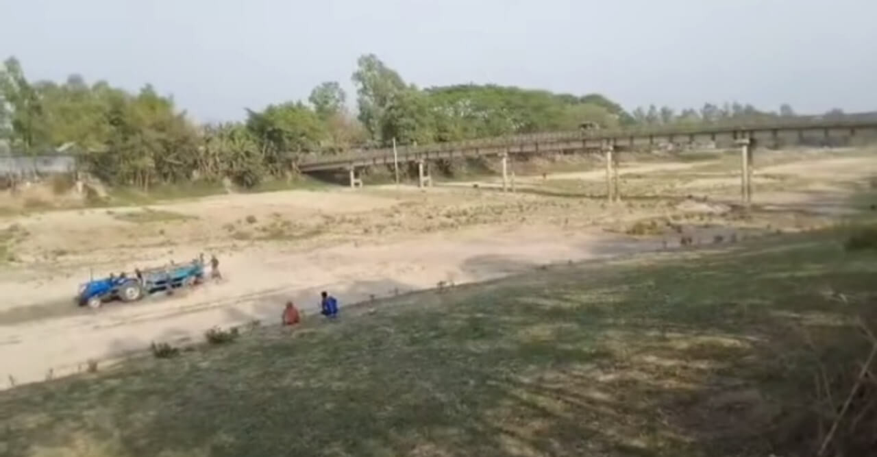 চরবালিয়া এবং বলারদিয়ার নদীতে বালু তোলায় ঝুঁকিতে ব্রিজ- বসতবাড়ী