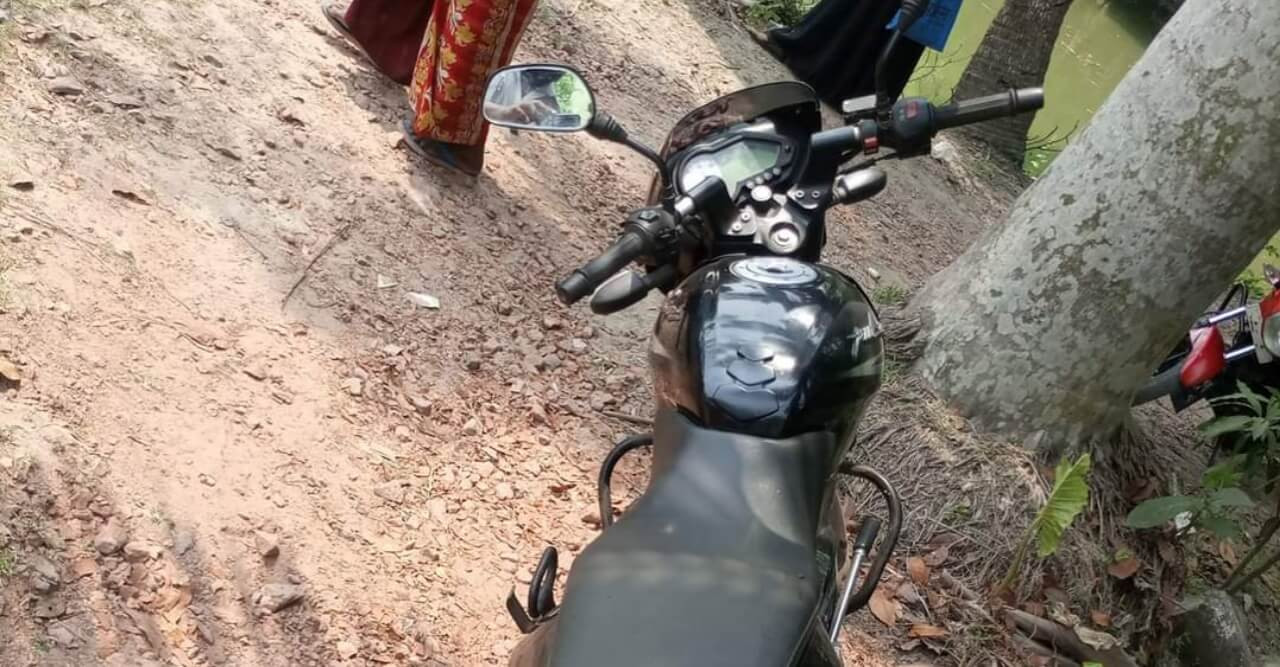 ফকিরহাটে বাসের চাকায় পৃষ্ট হয়ে পুলিশ সদস্য নিহত
