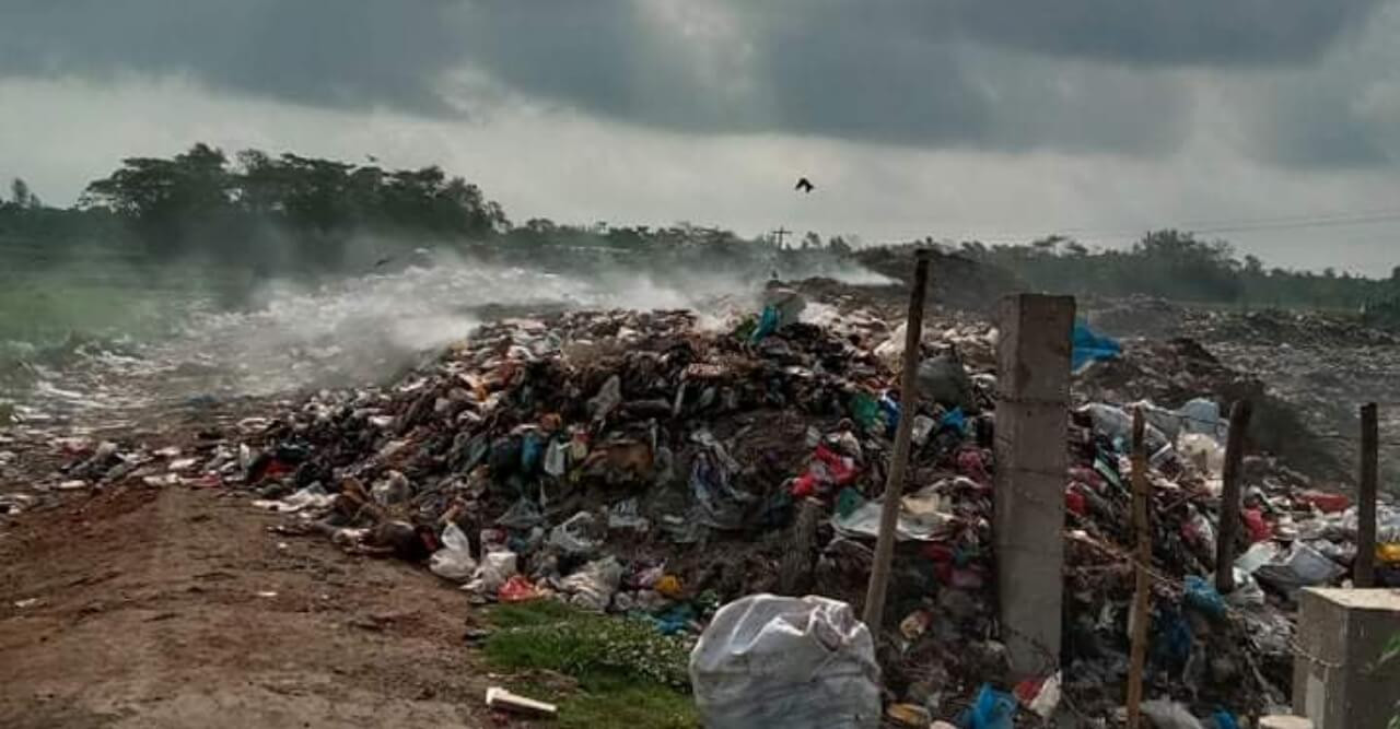 কোম্পানীগঞ্জে সড়কের ওপর ময়লার স্তুপ