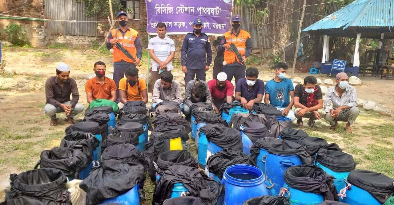 পাথরঘাটায় ৩০ লাখ রেণুপোনা সহ ১১ মোটরসাইকেল আটক করে পাথরঘাটা কোস্ট গার্ড