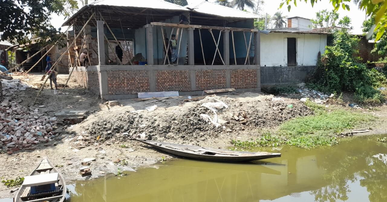 নড়াইলের কালিয়ায় খাল দখল করে অবৈধ মার্কেট নির্মাণ করছেন বিজিবি সদস্য
