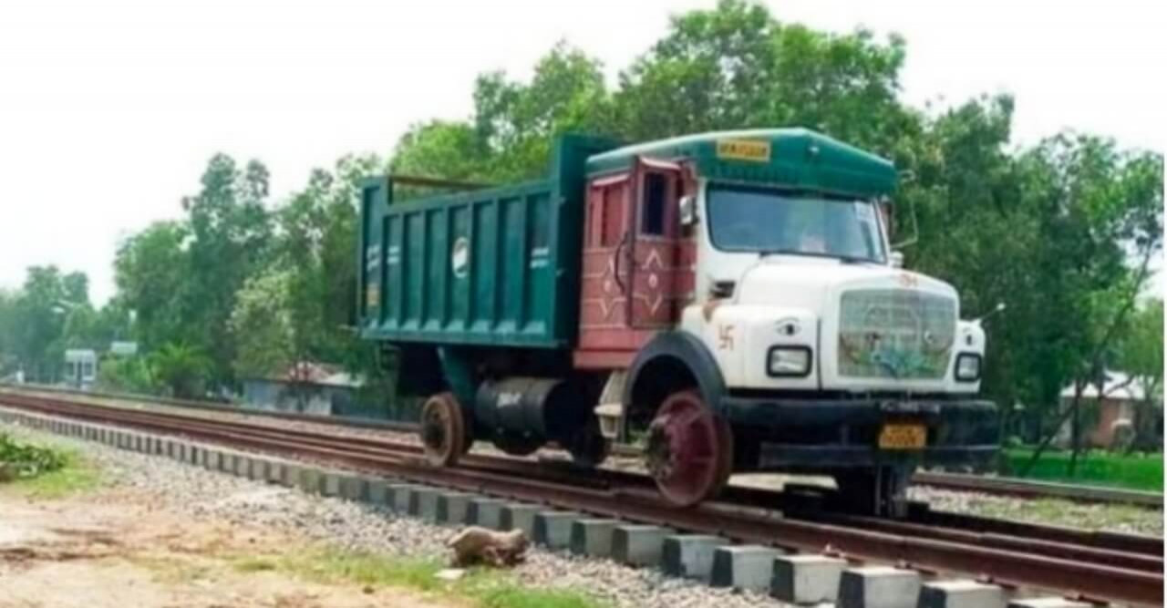 রেললাইনে চলছে ট্রাক