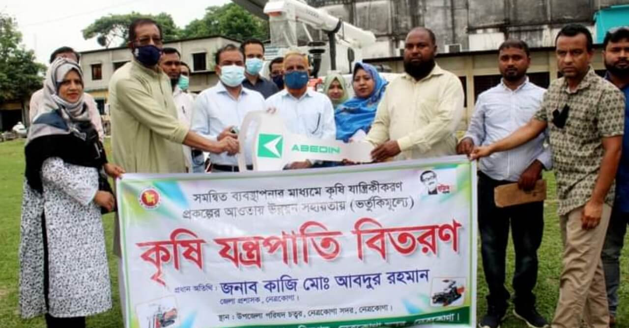 কৃষকের মাঝে কম্বাইন্ড হার্ভেস্টর বিতরণ করলো সরকারি সহায়তায়