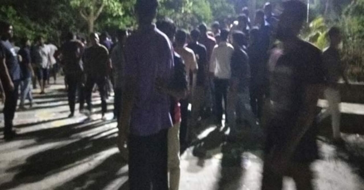 বশেমুরবিপ্রবিতে রাতভর সংঘর্ষ ; দেশীয় অস্ত্রের মহড়া- ভাঙচুর