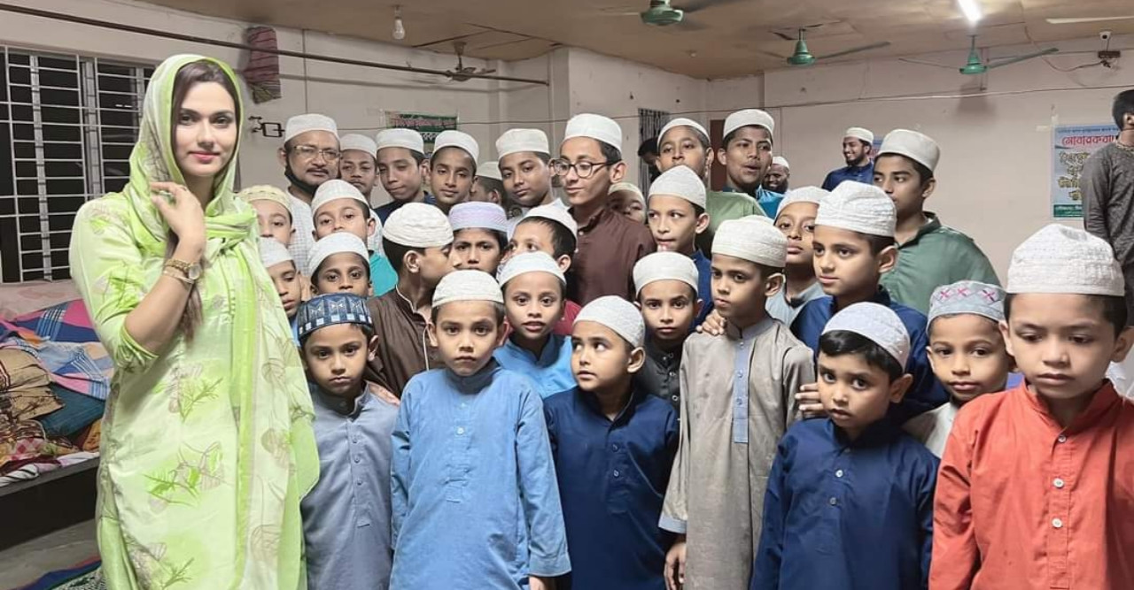 এতিম শিশুদের সঙ্গে ইফতার করলেন চিত্রনায়িকা ববি