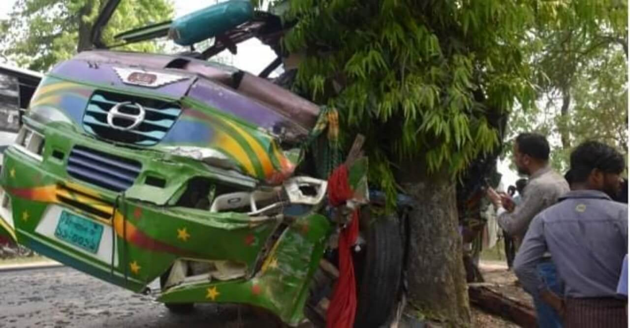 মানিকগঞ্জে সড়ক দুর্ঘটনায় মা-ছেলেসহ নিহত ৩