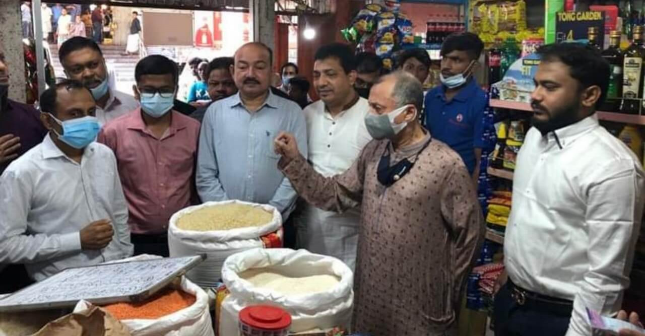 দ্রব্যমূল্য নিয়ন্ত্রণে চিটাগাং চেম্বার সভাপতি মাহবুবুল আলমের বাজার পরিদর্শন