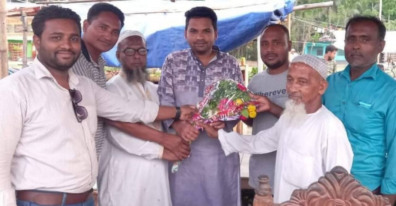 পাটকেলঘাটা থানা ছাত্রদলের নব নির্বাচিত আহবায়ককে ফুল দিয়ে বরণ