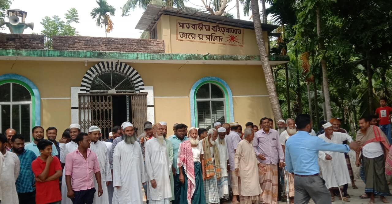 সন্ত্রাসী কর্তৃক মসজিদ কমিটি মুসল্লীদের হুমকির অভিযোগ
