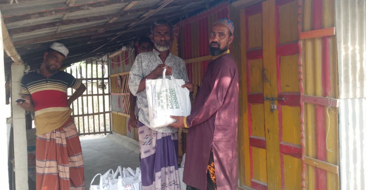 কৈখালীতে আহ্ছানিয়া মহিলা মিশনের উদ্যোগে ইফতার বিতরণ