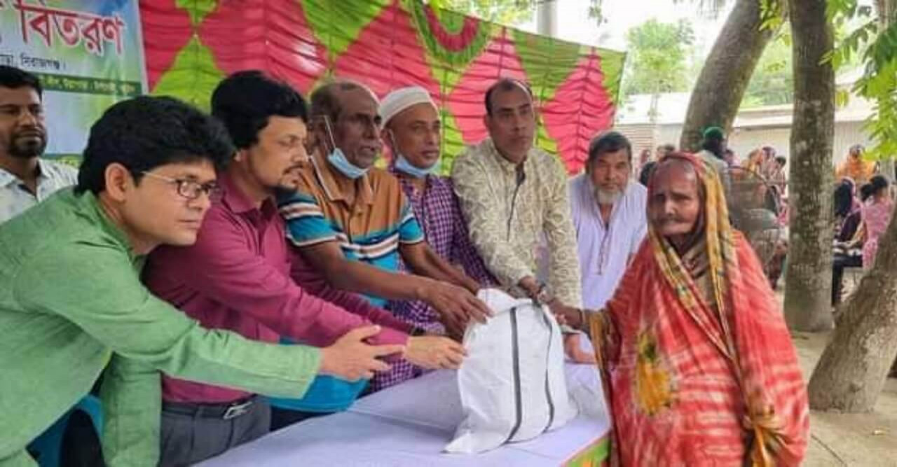 "আমরা উল্লাপাড়ার সন্তান" (আউস) এর উদ্যোগে ইফতার সামগ্রী বিতরণ