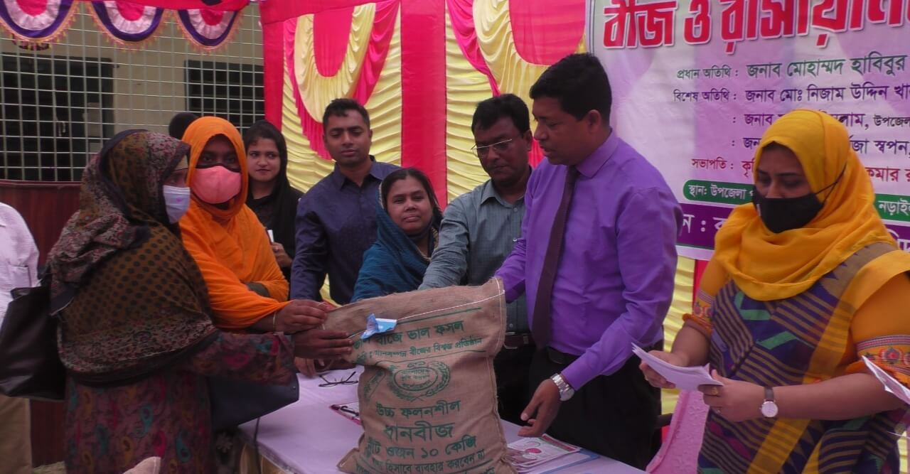 নড়াইল কৃষকদের মাঝে বিনামূল্যে বীজ ও রাসায়নিক সার বিতরণ
