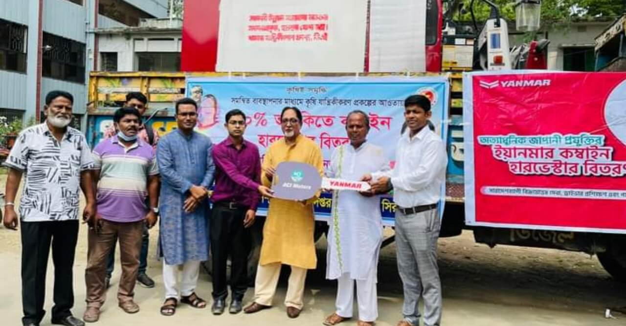 উল্লাপাড়ায় কৃষকদের মাঝে সার, বীজ ও কম্বাইন হারভেস্টার বিতরণ