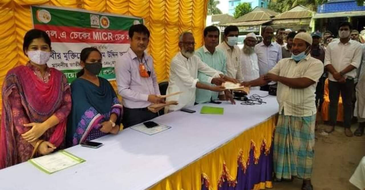 গৌরীপুরে মডেল মসজিদ নির্মাণকল্পে ব্যবসায়ি ক্ষতিপূরণ চেক হস্তান্তর