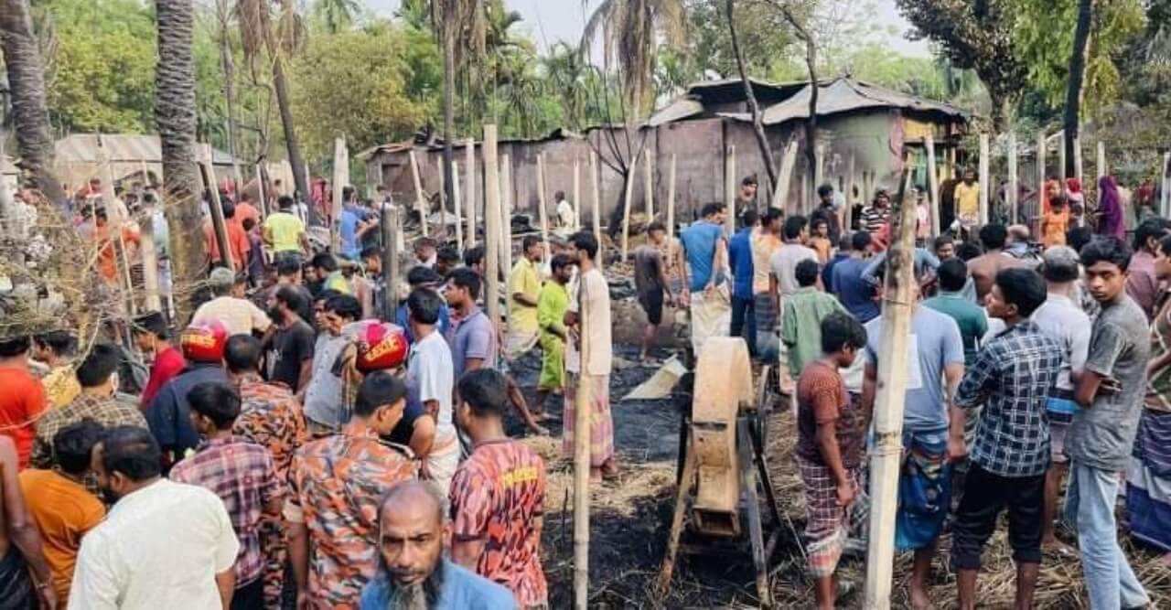 গুরুদাসপুরে আগুনে পুড়লো ৯টি ঘর,শতবর্ষী নারী নিহত