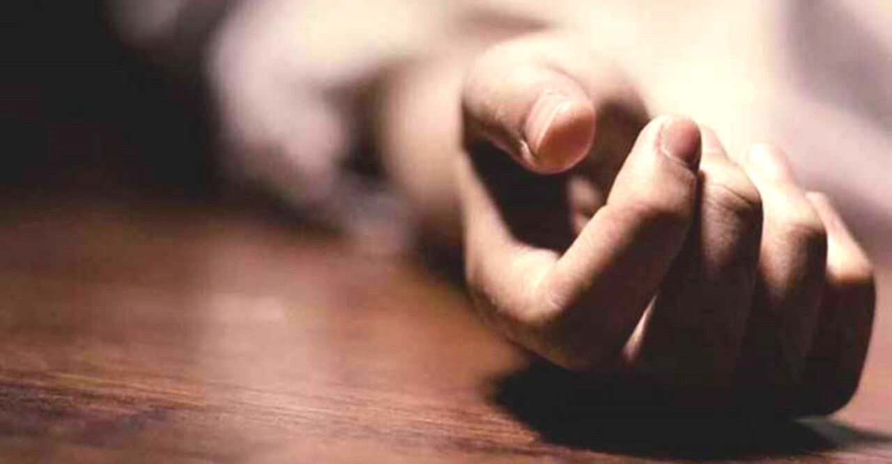 আলমসাধু উল্টে প্রাণ গেলো চালকের