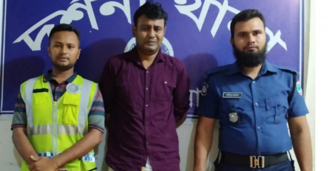 দর্শনায় ফেনসিডিলসহ উদ্ভিদ সংগনিরোধের ষ্টোর কিপার গ্রেফতার