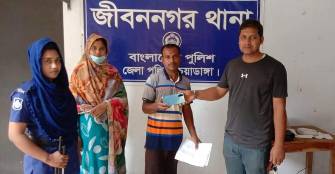 পুলিশ কর্তৃক হারিয়ে যাওয়া মোবাইল ফোন উদ্ধার