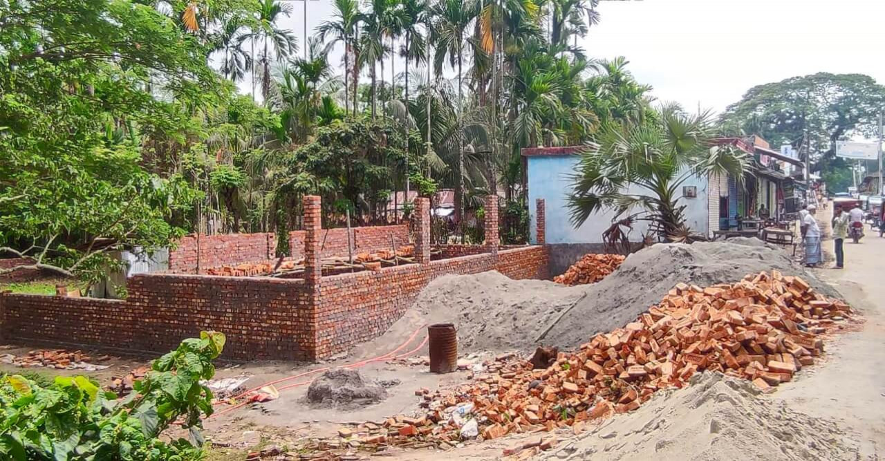 মুক্তিযোদ্ধা পরিবারের জমি দখলে নিয়ে গভীর রাতে ঘর নির্মান