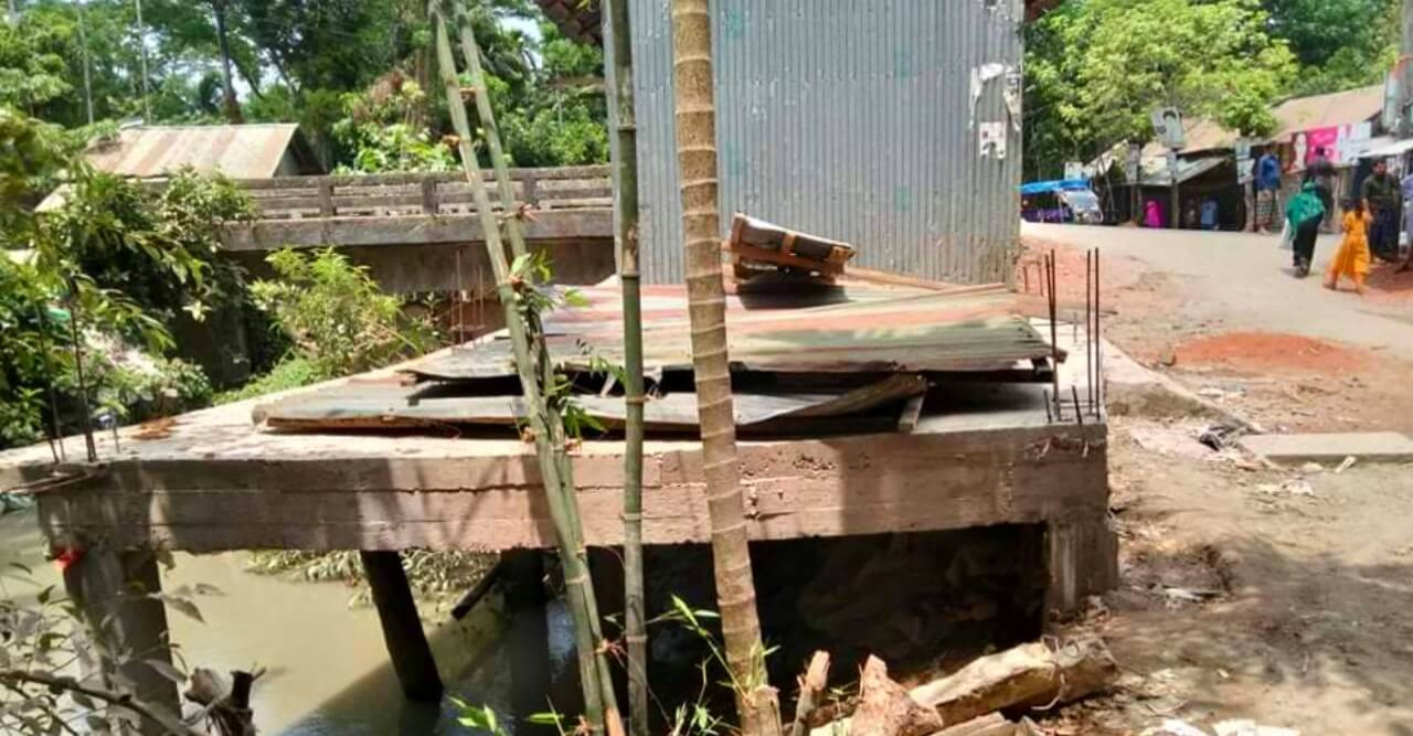 পাথরঘাটায় সরকারি খাল ভরাট করে সাবেক অধ্যক্ষের অবৈধ স্থাপনা নির্মান