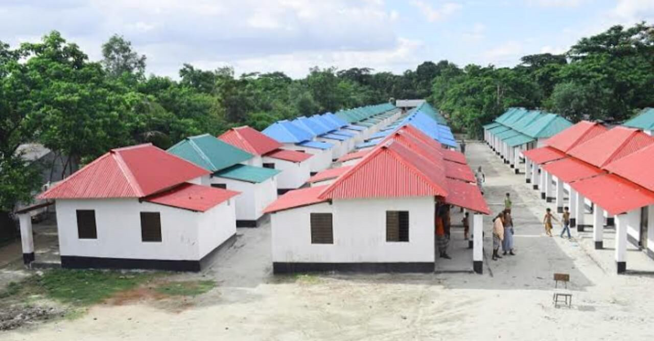 গোমস্তাপুরে ৫০টি পরিবারের মাঝে জমি ও গৃহ হস্তান্তর!