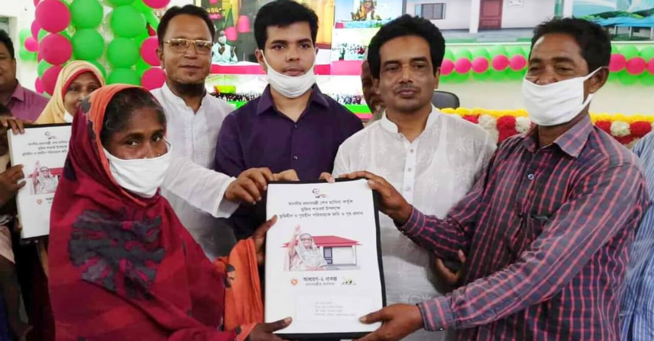 গৌরীপুরে ৩৫ জন গৃহ ও ভূমিহীন পরিবার ‘ঈদ উপহার’ হিসেবে ঘর পেলেন