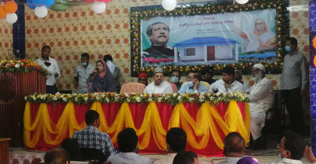 নড়াইলে ঈদ উপহার হিসেবে পেলেন জমিসহ ঘর