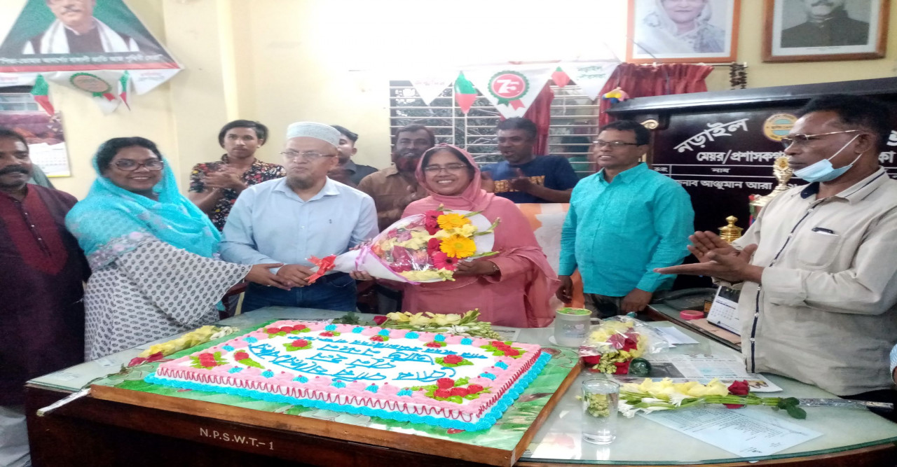 নড়াইল পৌরসভা পরিষদের ১ম বছর পূর্তিতে ফুলের শুভেচ্ছা