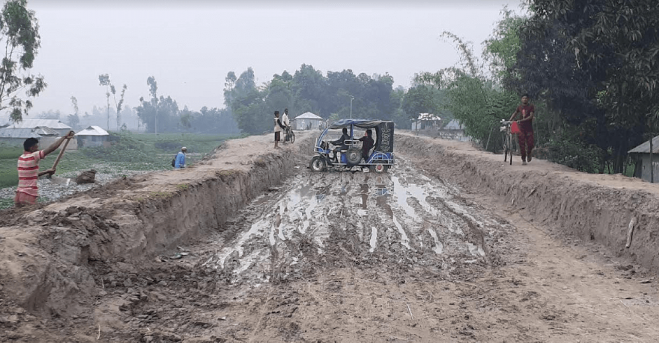 সামান্য বৃষ্টি হলে সড়কে জমে হাটুকাঁদা, জনদূর্ভোগ চরমে