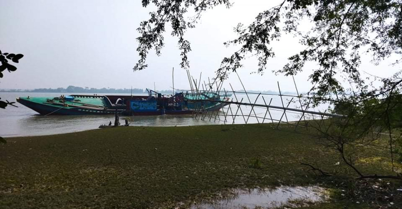 বটিয়াঘাটা ও পাইকগাছার বিভিন্ন নদী থেকে চলছে বালু উত্তোলন