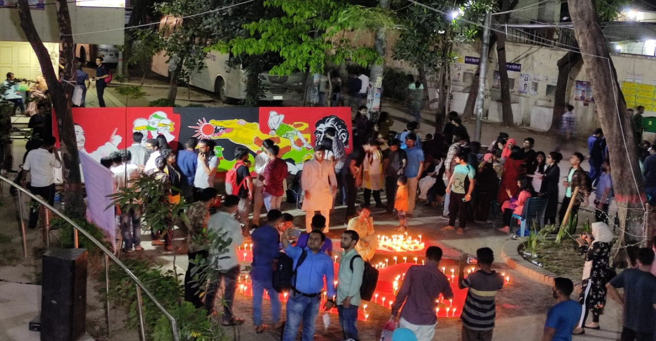 জবিতে গণহত্যা দিবসে মোমবাতি প্রজ্বলন ও স্ক্রল পেইন্টিং