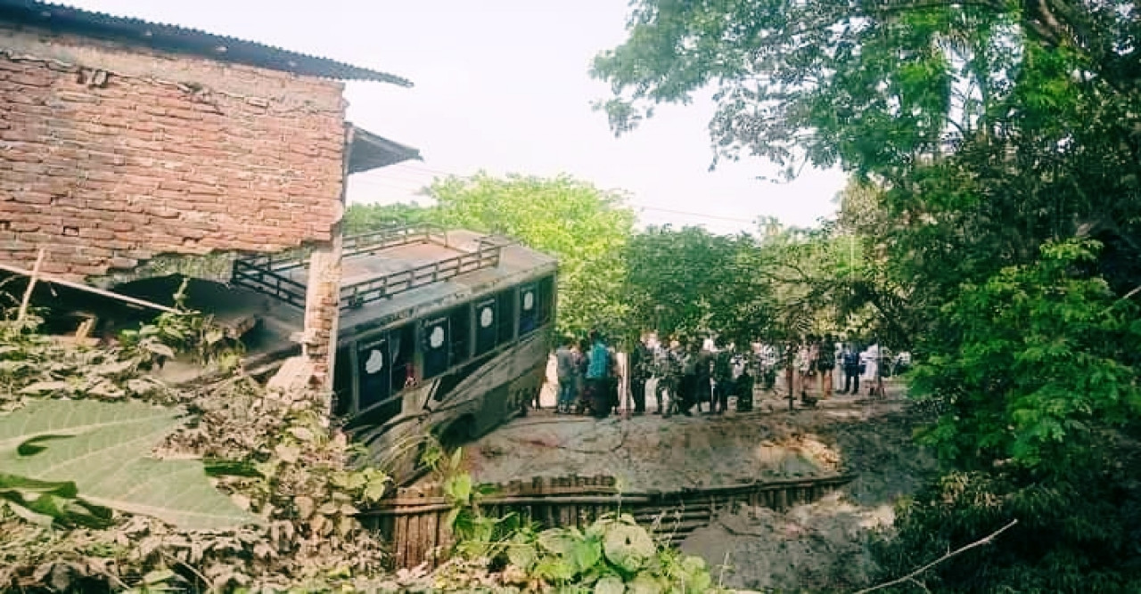ভোলায় যাত্রীবাহী বাস খালে পড়ে নিহত ১