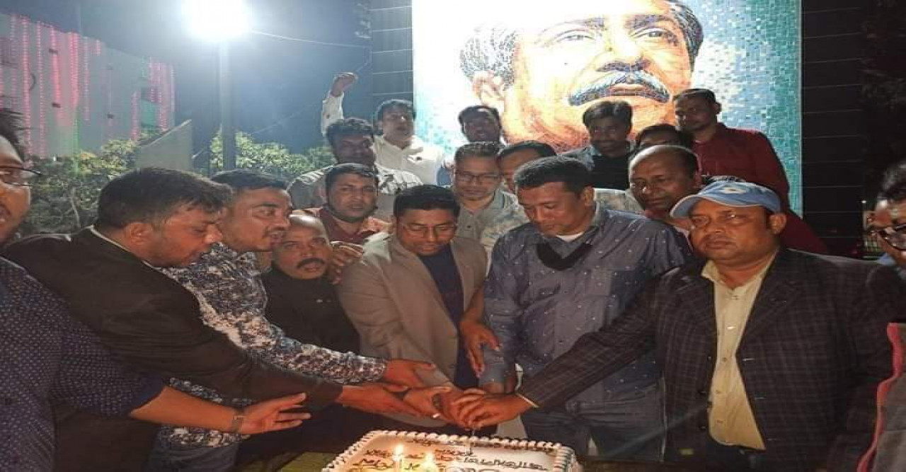 প্রথম প্রহরে বঙ্গবন্ধুর প্রতিকৃতিতে পুষ্পমাল্য অর্পন করেন ঠাকুরগাঁও জেলা যুবলীগ