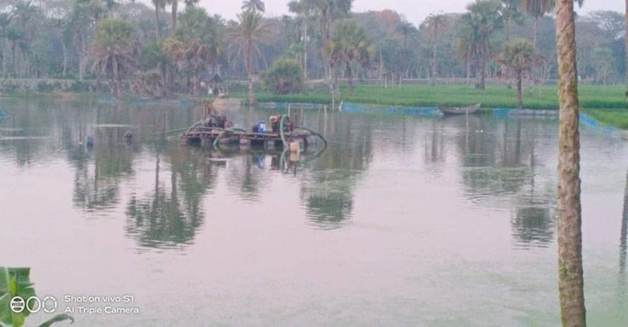 তালায় মুড়াকলিয়া পল্লীতে অবৈধভাবে বালু উত্তোলন