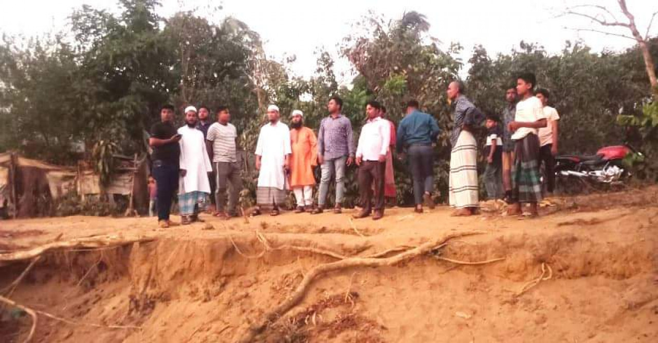 টেকনাফ তুলাতলীর রাস্তা পরিদর্শনে ইউপি চেয়ারম্যান